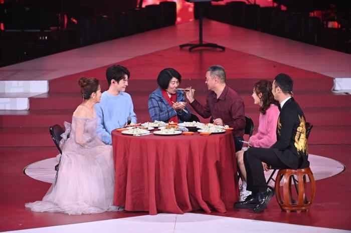 现场图 《星光大道》总决赛将播出 朱迅小尼帮选手卖苹