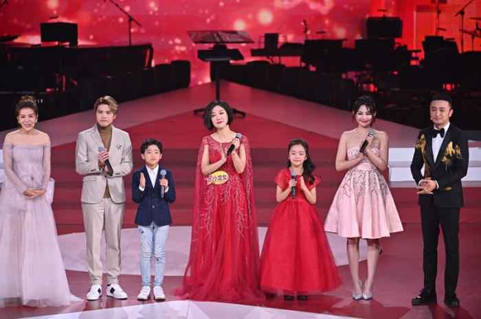 现场图 《星光大道》总决赛将播出 朱迅小尼帮选手卖苹