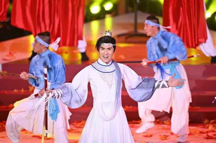 现场图 《星光大道》总决赛将播出 朱迅小尼帮选手卖苹