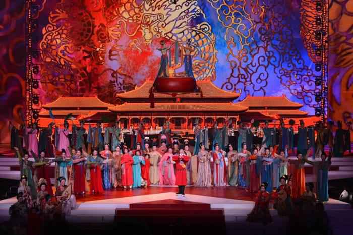 现场图 《星光大道》总决赛将播出 朱迅小尼帮选手卖苹