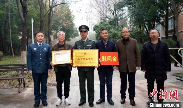 跨越5000多公里 他们只为送一份来自西藏的“荣誉