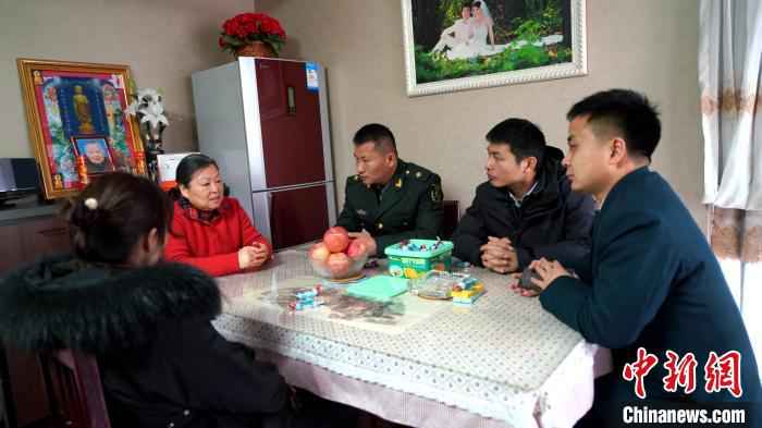 跨越5000多公里 他们只为送一份来自西藏的“荣誉