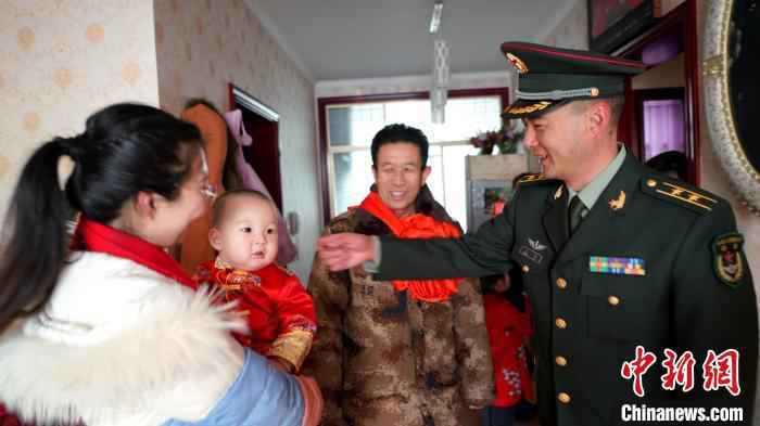 跨越5000多公里 他们只为送一份来自西藏的“荣誉