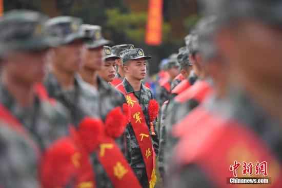 资料图:新兵入伍。 中新社记者 刘冉阳 摄 国防部:义务兵实行一年两征两退 保持兵员平稳