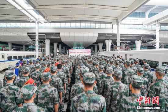 资料图:新兵欢送仪式现场。中新社记者 陈冠言 摄 国防部就征兵工作答问:提升兵员征集质量和新