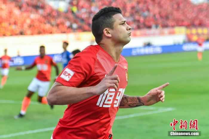 资料图:12月1日,2019赛季中超末轮比赛中,广州恒大主场3:0战胜上海申花,队史第8次夺得中超冠军。中新社记者 陈骥旻 摄 中超新政终于落地了,未来的中国足球会更好吗