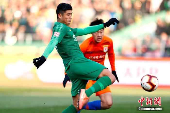 资料图:12月1日,北京中赫国安球员张玉宁(左)在比赛中射门。当日,2019赛季中超联赛展开第30轮角逐,主场作战的北京中赫国安队以3:2战胜山东鲁能泰山队,获得2019赛季亚军。中新社记者 富田 摄 中超新政终于落地了,未来的中国足球会更好吗