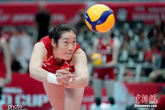 资料图:9月29日,女排世界杯进入收官日,已经提前一轮实现卫冕的中国女排末战3:0完胜阿根廷,,以全胜战绩问鼎冠军。自1984年以来,古巴女排和巴西女排曾先后卫冕奥运会冠军。图为朱婷在比赛中。图片来源:ICphoto 干货!2020年精彩赛事抢先看 体育迷们请收藏