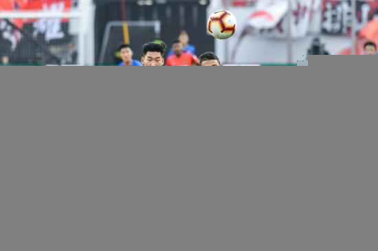 资料图:12月1日,2019赛季中超末轮比赛中,广州恒大主场3:0战胜上海申花,队史第8次夺得中超冠军。广州恒大曾在2011至2017赛季完成中超7连冠伟业,本赛季又在与北京国安、上海上港的激烈竞争中成为赢家,从而荣膺中超“八冠王”。图为广州恒大淘宝队球员艾克森(右)在比赛中与对手拼抢。中新社记者 陈骥旻 摄
鍏抽 干货!2020年精彩赛事抢先看 体育迷们请收藏