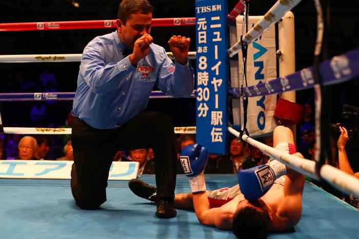 乌兰遭遇KO倒地。(M23战队供图) 挑战日本拳坛大魔王遭KO 可乌兰说他还敢再来一