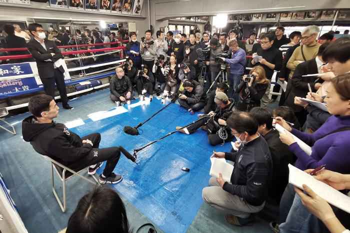 乌兰在赛前面对媒体。(M23战队供图) 挑战日本拳坛大魔王遭KO 可乌兰说他还敢再来一