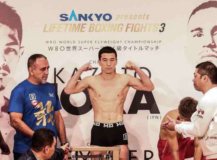 乌兰在称重仪式上。(M23战队供图) 挑战日本拳坛大魔王遭KO 可乌兰说他还敢再来一