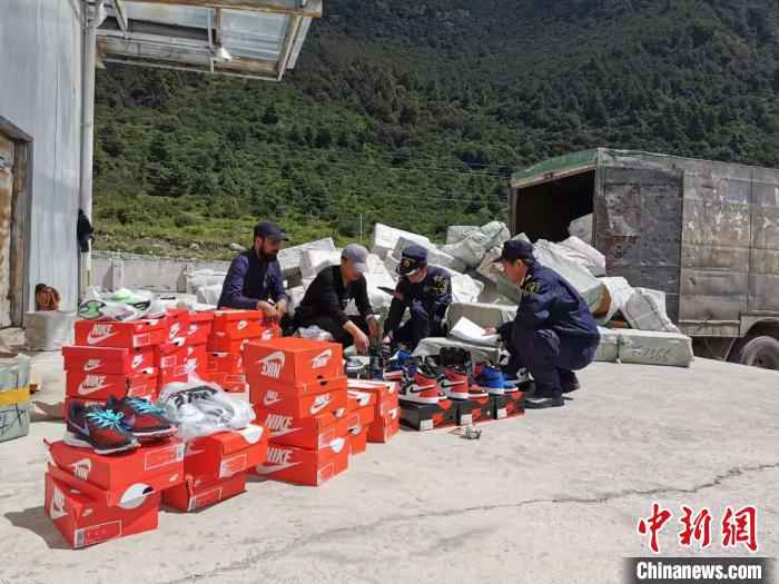 图为2019年,拉萨海关查获涉案侵权嫌疑货物。 拉萨海关供图 摄 2019年拉萨海关查获涉知名运动品牌等15起侵权案