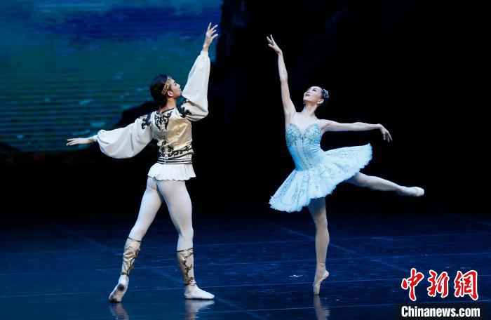 中央芭蕾舞团60周年庆典演出现场 杜洋 摄 中央芭蕾舞团60周年庆典演出汇集经典剧目