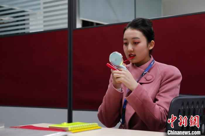 “千禧宝宝”上岗啦！“00后”乘务员的首个春运