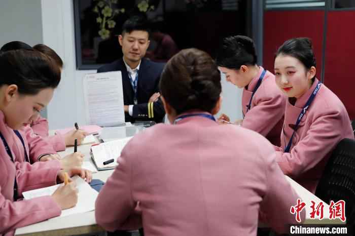 “千禧宝宝”上岗啦！“00后”乘务员的首个春运