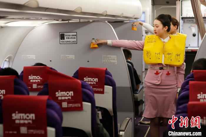 “千禧宝宝”上岗啦！“00后”乘务员的首个春运