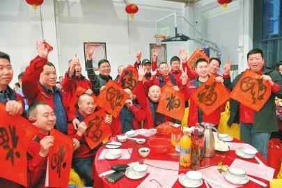 新春走基层：千里之外团年宴的幸福滋味