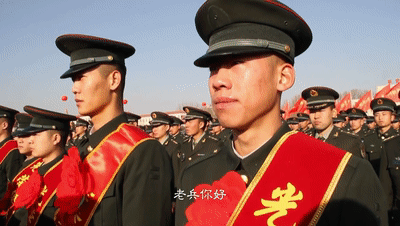 向老兵致敬:他们的背影 依然写满家国