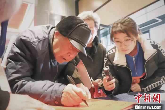 图为:老兵说:“我始终挂念着我的战友。” 丁玲 摄 18位解放一江山岛老兵“回家探亲”