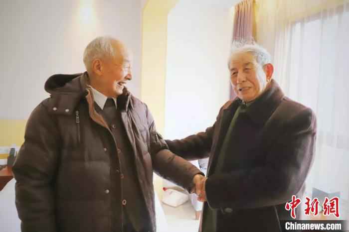 图为:老兵说:“今夜我们想促膝长谈。” 丁玲 摄 18位解放一江山岛老兵“回家探亲”