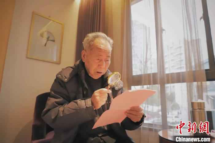 图为:老兵说:“我想找到你的名字。” 丁玲 摄 18位解放一江山岛老兵“回家探亲”