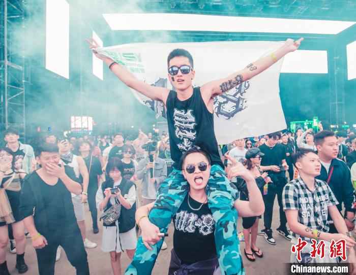 ISY三亚国际音乐节开幕 万人海棠湾“噪”动跨年