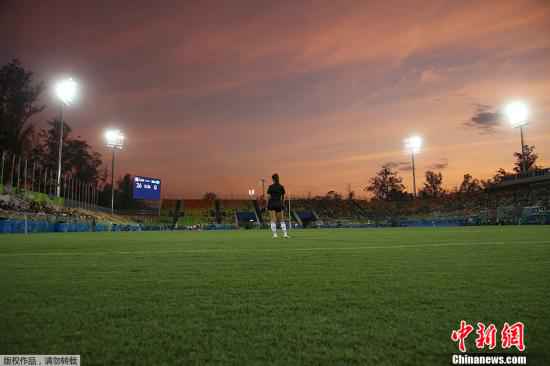 资料图:当地时间2016年8月6日,里约奥运会女子橄榄球比赛,加拿大对阵东道主巴西,球场上空出现美丽的晚霞。 国足,子正;男篮,黄昏
