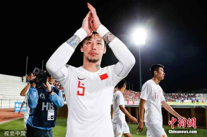 资料图:11月14日,世预赛亚洲区40强赛中,国足客场1:2不敌叙利亚,比赛中对手先入一球,此后武磊凌空推射扳平比分,张琳芃不慎乌龙导致国足再度落后。图为比赛结束后,不慎自摆乌龙的张琳芃遗憾谢场。 国足,子正;男篮,黄昏