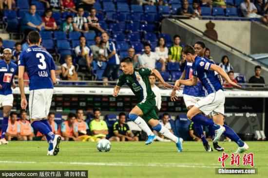 资料图:武磊在欧联杯比赛中带球突进。图片来源:Sipaphoto 国足,子正;男篮,黄昏