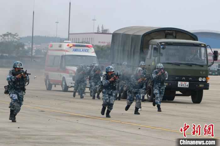 应急小分队抓捕“歹徒”。 刘波远 摄 南部战区空军航空兵某旅举办强军成果展
