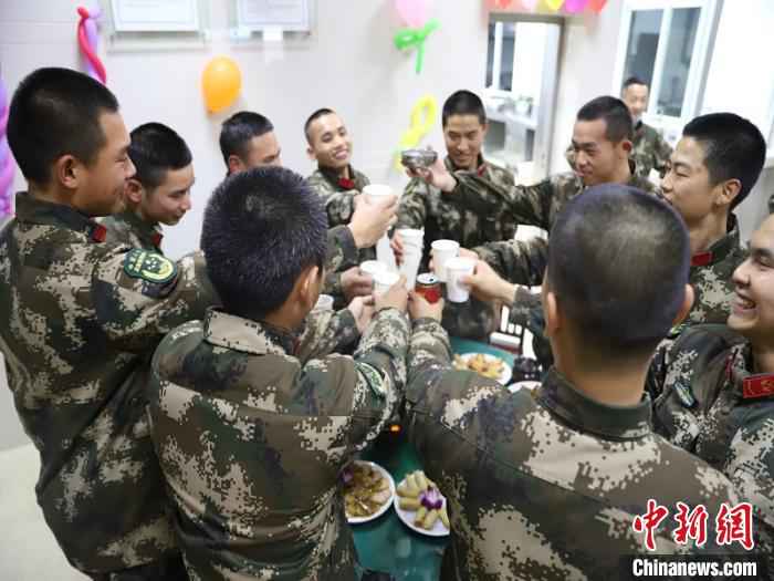 图为:团圆饭 章朝晖 摄 致兵爸兵妈:孩子在部队这样过春节,请把心放