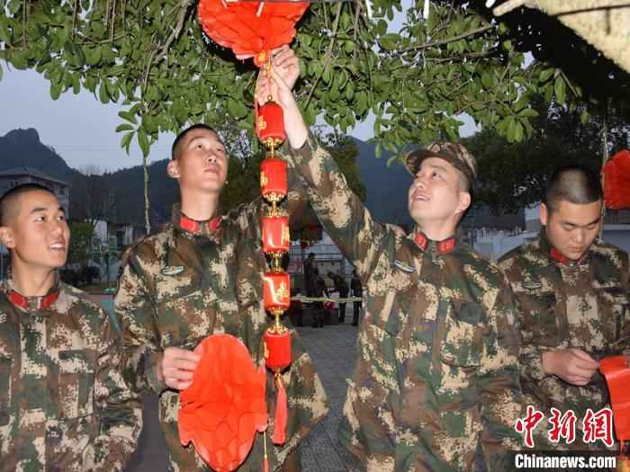 图为:挂红灯笼 章朝晖 摄 致兵爸兵妈:孩子在部队这样过春节,请把心放