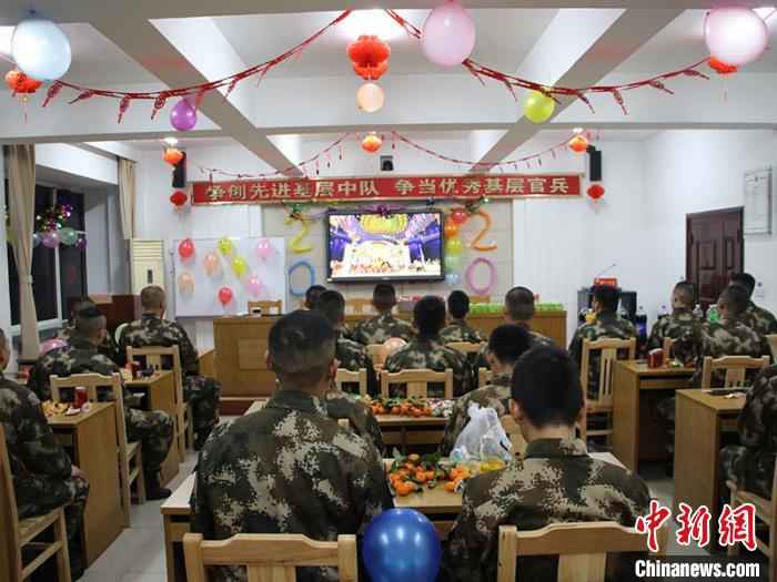 图为:看春晚 章朝晖 摄 致兵爸兵妈:孩子在部队这样过春节,请把心放