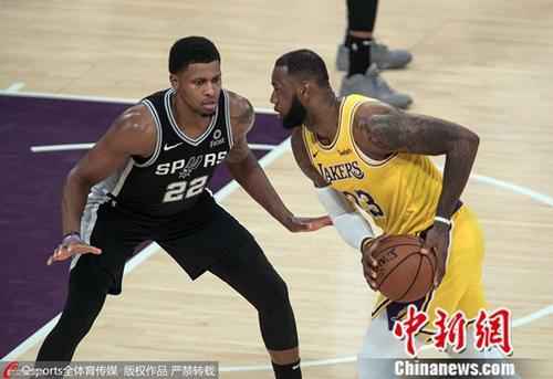 资料图:詹姆斯效力湖人期间。图片来源:Osports全体育图片社 詹姆斯35岁了!致敬那些和时光赛跑的“老男人”