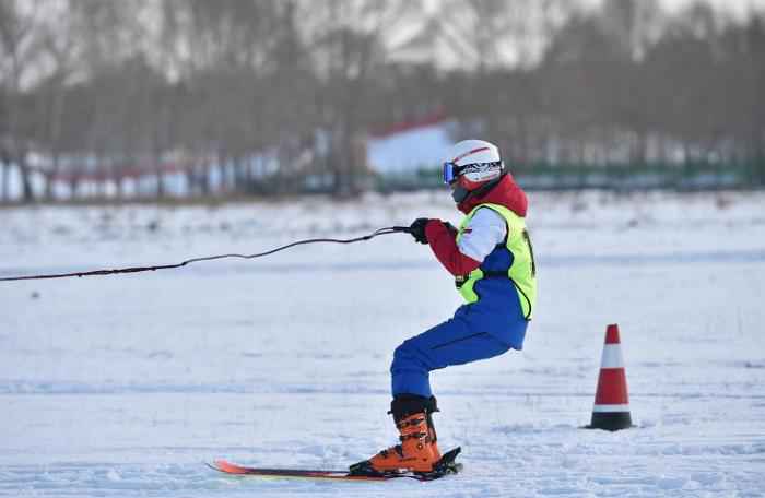 选手在马术滑雪项目中。供图 马术与雪上运动相结合?这项赛事很新奇