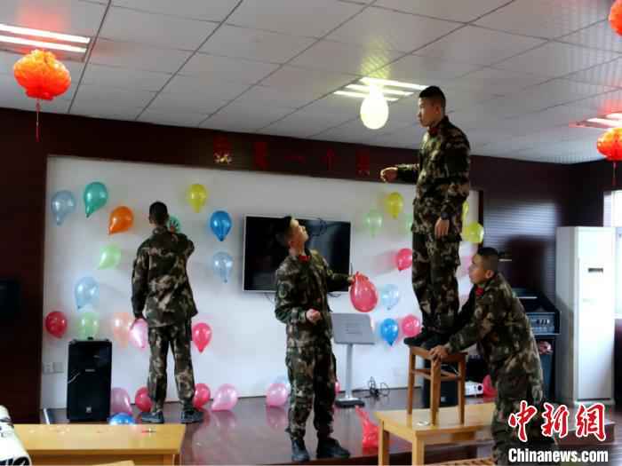布置节日环境 衢州武警供图 摄 “00后”新兵过春节:我在军营很开心