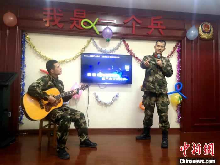 合作演唱歌曲 衢州武警供图 摄 “00后”新兵过春节:我在军营很开心