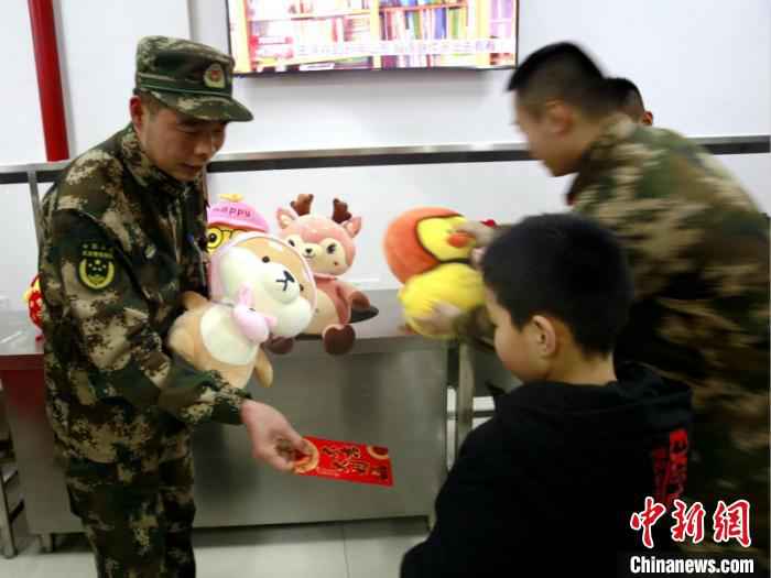 送上新春祝福 衢州武警供图 摄 “00后”新兵过春节:我在军营很开心