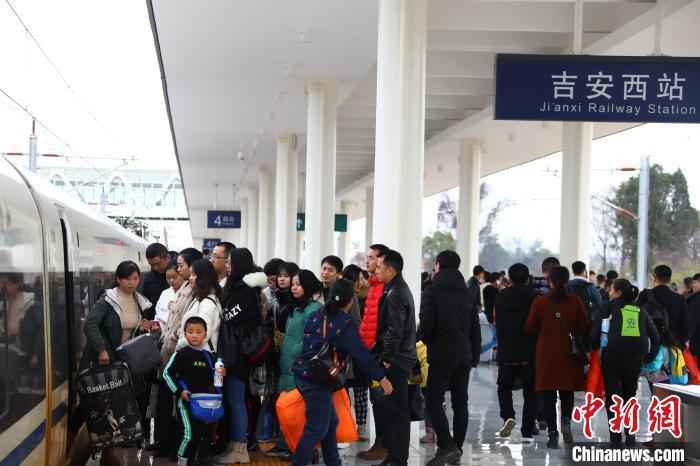 资料图:G5026次高铁停靠在江西吉安西站 刘占昆 摄 应对节前客流高峰 铁路部门增加客座能力16.5万席