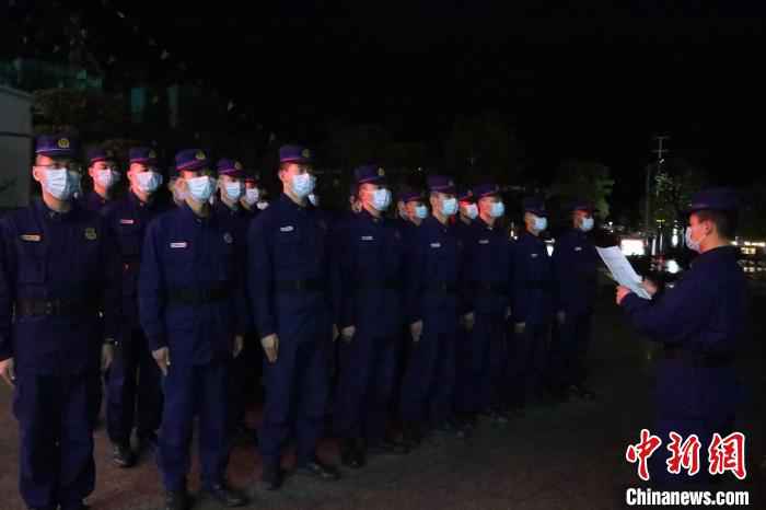 疫情下的“火焰蓝”：翻越山路归队 再次推迟婚