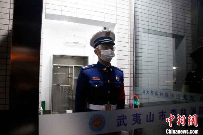 吴光祝主动站夜哨。 供图 摄 疫情下的“火焰蓝”:翻越山路归队 再次推迟婚