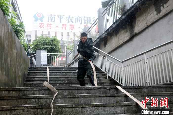 疫情下的“火焰蓝”：翻越山路归队 再次推迟婚