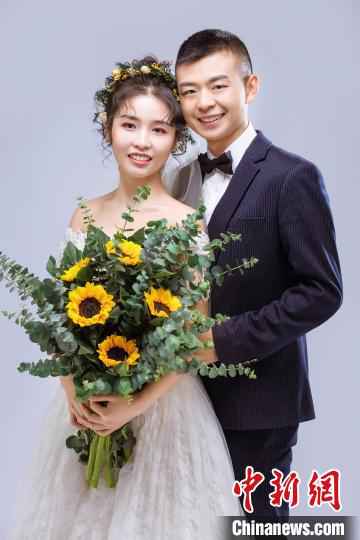 刘欢与妻子的结婚照。 供图 摄 疫情下的“火焰蓝”:翻越山路归队 再次推迟婚