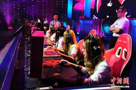 第二届《英雄联盟》电竞女神挑战赛(简称LGQ S2)总决赛在江苏省太仓科教新城PLU电子竞技中心正式打响。 中新社发 钟鑫旺 摄 图片来源:CNSPHOTO 体育广角镜丨你玩游戏时碰到过几个“小姐姐”