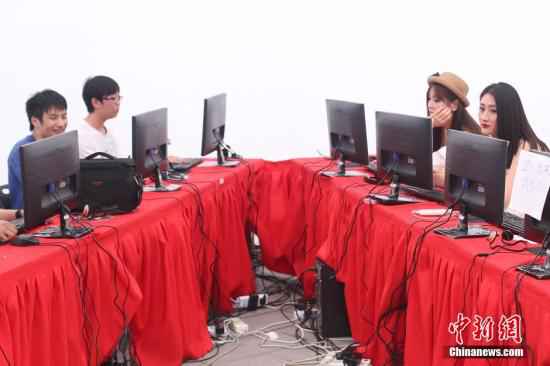 5月23日,由张诗、李美娇、傅琳、余萱和易琼五位美女组成的DOTA2电子竞技玩家DN女神战队亮相南京城东森林摩尔街区,应邀参加首届仁人易车杯DOTA2R电子竞技联赛,与当地的男子玩家对阵。同时现场设置了“刀塔2电竞比赛”、“动漫Cosplay”、“SUV汽车体验”等活动区域,吸引了众多电子竞技和动漫爱好者前来参与。中新社发 泱波 摄 体育广角镜丨你玩游戏时碰到过几个“小姐姐”