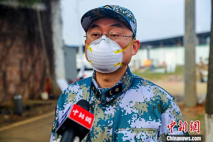 图为火神山医院感染二科一病区主任董宇超接受记者采访。中新社记者 张畅 摄 探访火神山医院:看到解放军就觉得安心