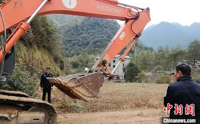 1月13日,上午武夷山国家公园管理局领导率生态部技术人员与执法支队人员再次进入大安源,现场劝说施工单位把挖掘机驶出国家公园红线。 武国公园管理局 摄 农夫山泉被质疑破坏生态 当地部门:确涉嫌毁林