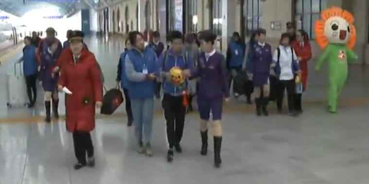 温暖回家路!盲校学生放假 铁路部门接力护送