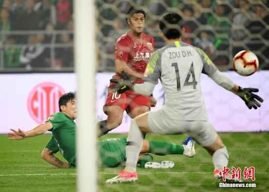 资料图:图为海上港队胡尔克(红衣)在进攻。中新社记者 毛建军 摄 多家西媒:西班牙人或与上港达成协议 租借浩克